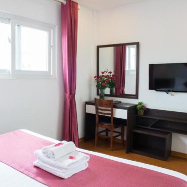 In a prime location in Hanoi, Spendid Boutique Hotel provides air-conditioned rooms, a shared lounge, free WiFi and a terrace. The property is close to St. Joseph Cathedral, Quan Thanh Temple and Trang Tien Plaza. The property has room service, a 24-hour front desk and currency exchange for guests.