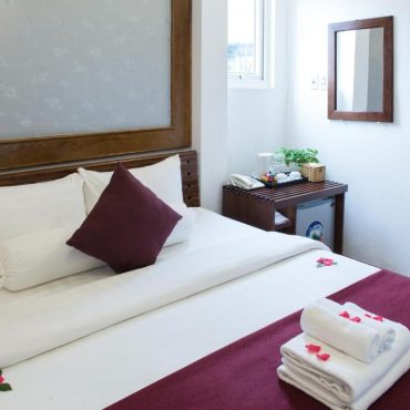 In a prime location in Hanoi, Spendid Boutique Hotel provides air-conditioned rooms, a shared lounge, free WiFi and a terrace. The property is close to St. Joseph Cathedral, Quan Thanh Temple and Trang Tien Plaza. The property has room service, a 24-hour front desk and currency exchange for guests.